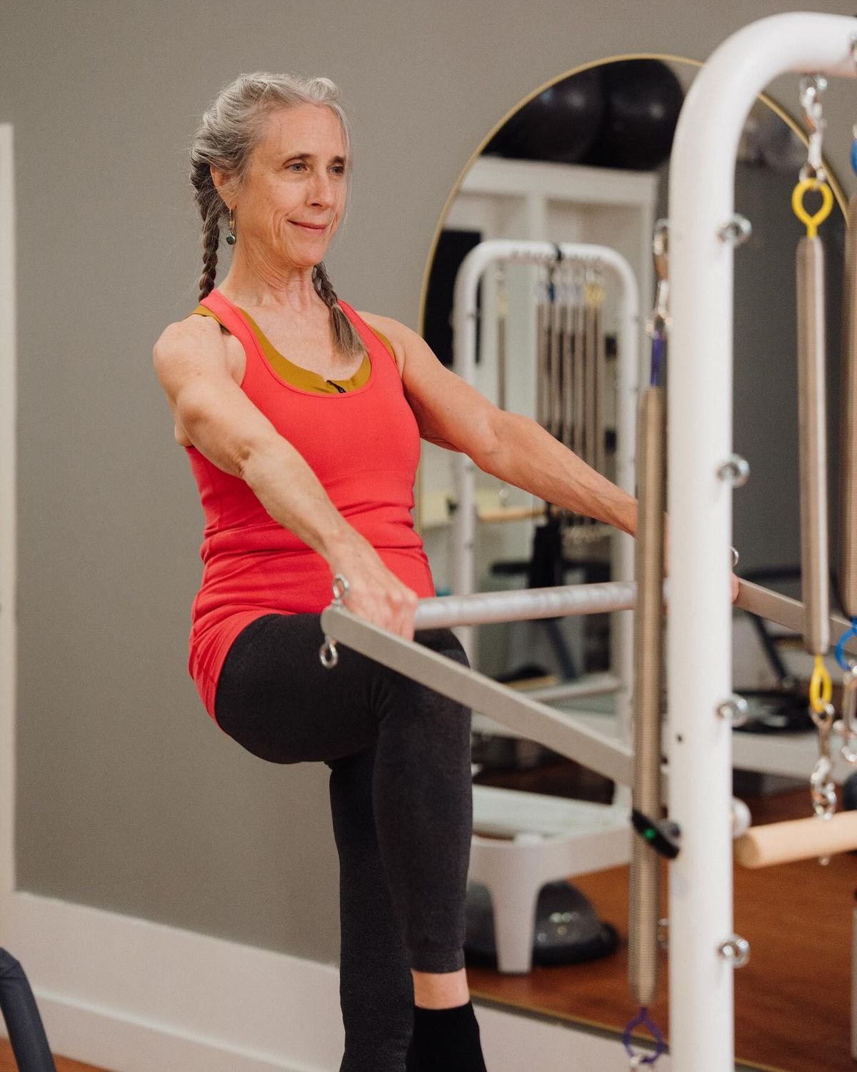 Aluna praticando exercício de fortalecimento no estúdio Ponto Pilates