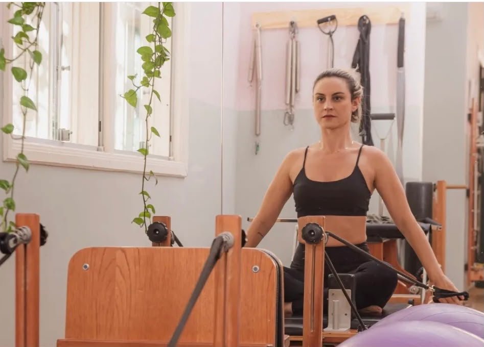 Luiza praticando no Reformer do Ponto Pilates